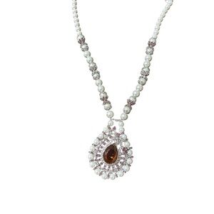 Elegant Pearl and Crystal Necklace